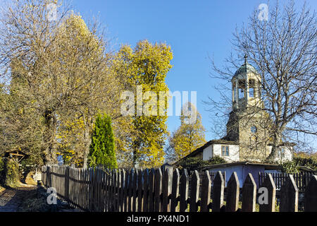 Herbst Blick auf die architektonischen und historischen Reserve von Dorf Bozhentsi, Gabrovo, Bulgarien Stockfoto