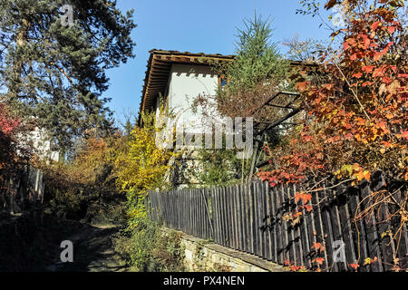 Herbst Blick auf die architektonischen und historischen Reserve von Dorf Bozhentsi, Gabrovo, Bulgarien Stockfoto