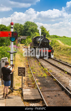 Ex LMS 2-6-0 Dampflok 46447 Ivatt im East Somerset Railway Cranmore Station, Somerset, England, Großbritannien Stockfoto