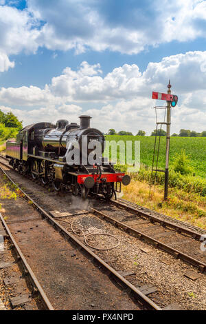 Ex LMS 2-6-0 Dampflok 46447 Ivatt im East Somerset Railway Cranmore Station, Somerset, England, Großbritannien Stockfoto