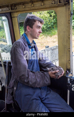 Der Feuerwehrmann von ex-LMS Ivatt Dampflok 46447 an der East Somerset Railway im Cranmore, Somerset, England, Großbritannien Stockfoto