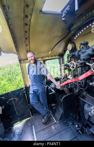 Der Treiber von ex-LMS Ivatt Dampflok 46447 an der East Somerset Railway im Cranmore, Somerset, England, Großbritannien Stockfoto