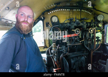 Der Treiber von ex-LMS Ivatt Dampflok 46447 an der East Somerset Railway im Cranmore, Somerset, England, Großbritannien Stockfoto