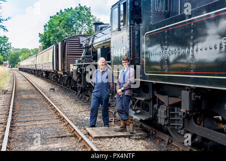 Fahrer und Feuerwehrmann von ex-LMS Ivatt Dampflok 46447 an der East Somerset Railway im Cranmore, Somerset, England, Großbritannien Stockfoto