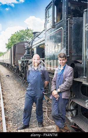 Fahrer und Feuerwehrmann von ex-LMS Ivatt Dampflok 46447 an der East Somerset Railway im Cranmore, Somerset, England, Großbritannien Stockfoto