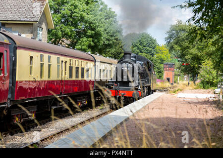 Ex LMS 2-6-0 Dampflok 46447 Ivatt im East Somerset Railway Cranmore Station, Somerset, England, Großbritannien Stockfoto