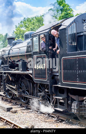 Fahrer und Feuerwehrmann von ex-LMS Ivatt Dampflok 46447 an der East Somerset Railway im Cranmore, Somerset, England, Großbritannien Stockfoto