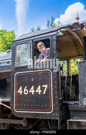 Der Feuerwehrmann von ex-LMS Ivatt Dampflok 46447 an der East Somerset Railway im Cranmore, Somerset, England, Großbritannien Stockfoto