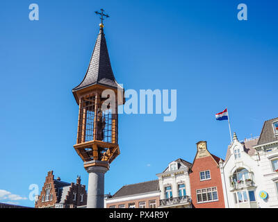 Kleiner Tower mit Statue der Heiligen Maria mit Jesus auf dem Marktplatz in 's-Hertogenbosch in den Niederlanden Stockfoto