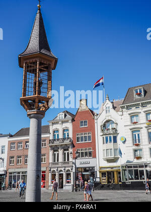 'S-Hertogenbosch, Niederlande - August 2018: kleiner Turm mit Statue der Heiligen Maria mit Jesus auf dem Marktplatz im Zentrum der Stadt Stockfoto