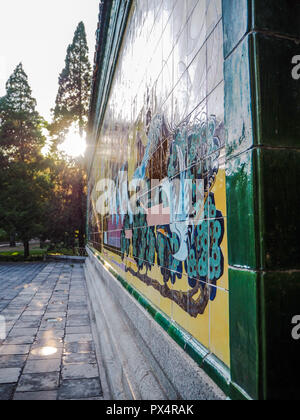 Chinesische Kran in der 15 Meter langen Wandgemälde, das die Anbetung Ritual der Sonne im Tempel der Sonne im Chaoyang District, Beijing, China Stockfoto