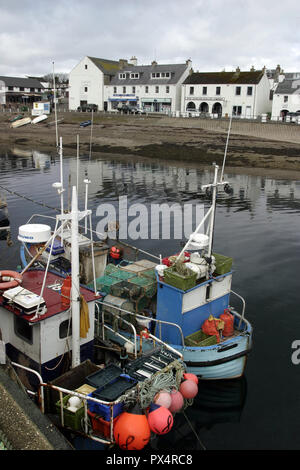 Ein paar Fischerboote sind bis zum Pier am schottischen Fischerdorf Ullapool, am Loch Broom in Nord West Schottland sitzt gebunden. Stockfoto