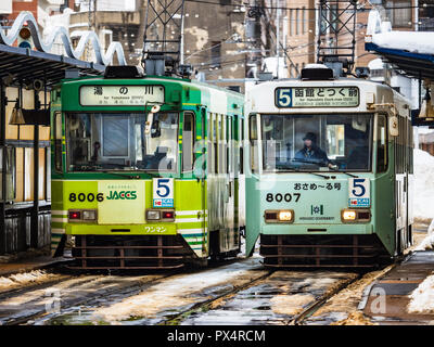 Straßenbahnen Hakodate Hokkaido Japan - Straßenbahnhaltestelle in der japanischen Hafenstadt Hakodate auf der nördlichen Insel Hokkaido Stockfoto