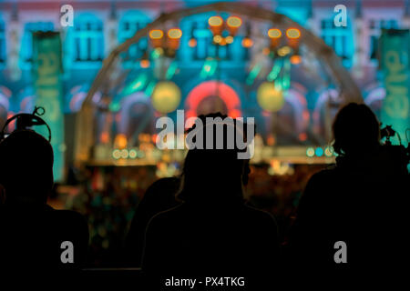 Silhoutte auf der einen Jungen Weltgipfel 2018 in Den Haag in den Niederlanden 2018 suchen. Gäste bei der Eröffnung am Abend Stockfoto