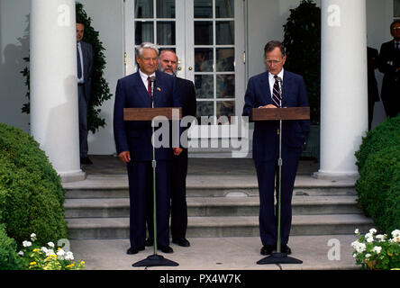 Der russische Präsident Boris Jelzin und Nikolayvich United States Präsident George H.W. Bush liefern Erläuterungen im Rosengarten des Weißen Hauses, Washington DC. 20. Juni 1991 zum Abschluss ihrer früheren Sitzung im Oval Office Bild: Mark Reinstein/MediaPunch Stockfoto