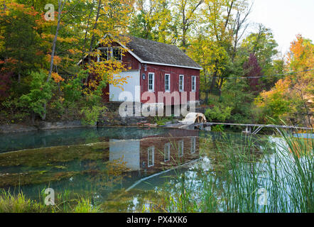 Historische Morningstar Mühle an Decew fällt in St. Catharines, Ontario, Kanada, im Herbst. Stockfoto