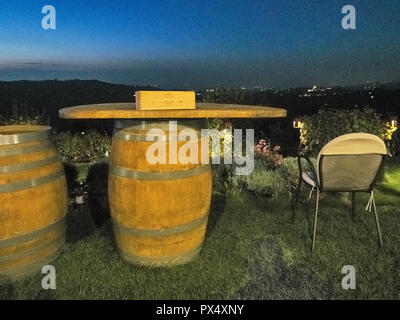 Blick auf eine Reihe von Fässern der Langhe verwendet ein entspannendes Essen mit Aussicht zu haben. eine countryisde in Pedmont sehr beliebt wegen der guten Weine und Lebensmittel Stockfoto