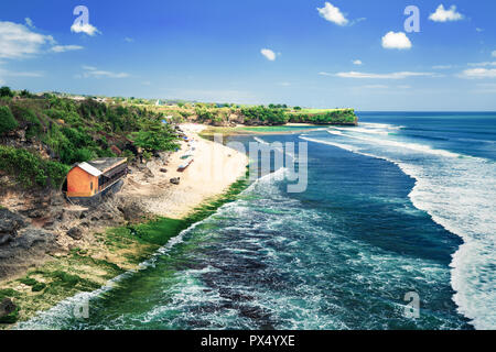 Azure Strand mit Rocky Mountains und klare Wasser des Indischen Ozeans am sonnigen Tag / ein Blick von einer Klippe in Bali Indonesien / Bali, Indonesien Stockfoto