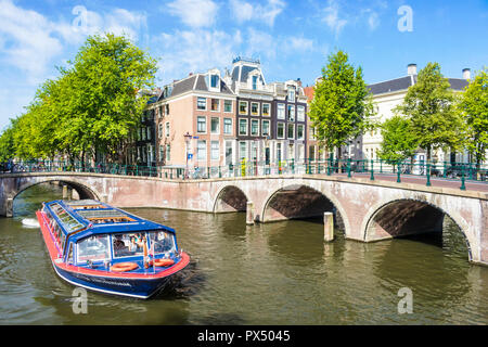 Amsterdam Canal Boot unter den Brücken von leidsegracht Kanal an der Kreuzung mit der Keizergraht Kanal Amsterdam Niederlande Holland EU Europa Stockfoto