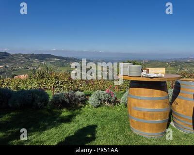 Blick auf eine Reihe von Fässern der Langhe verwendet ein entspannendes Essen mit Aussicht zu haben. eine countryisde in Pedmont sehr beliebt wegen der guten Weine und Lebensmittel Stockfoto