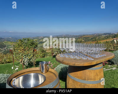 Blick auf eine Reihe von Fässern der Langhe verwendet ein entspannendes Essen mit Aussicht zu haben. eine countryisde in Pedmont sehr beliebt wegen der guten Weine und Lebensmittel Stockfoto