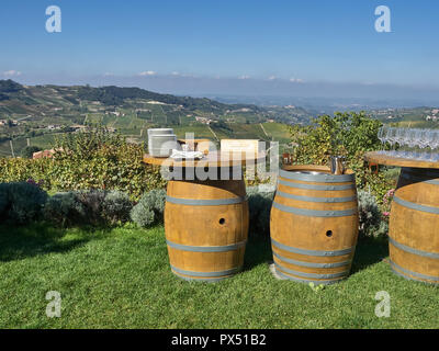 Blick auf eine Reihe von Fässern der Langhe verwendet ein entspannendes Essen mit Aussicht zu haben. eine countryisde in Pedmont sehr beliebt wegen der guten Weine und Lebensmittel Stockfoto