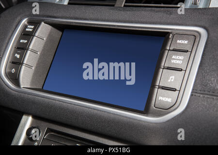 Anzeige an der Instrumententafel des Fahrzeugs. Close-up Stockfoto