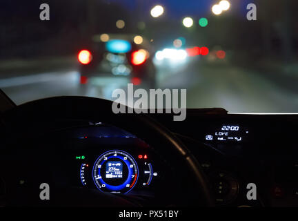 Blick aus fahrenden Autos auf der Autobahn bei Nacht Stockfoto