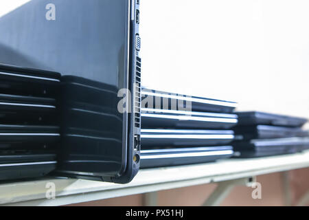 Ein Stapel von Laptops. Eine loptop vertikal stehend mit Netzwerk- und USB-Eingänge. Closeup Stockfoto