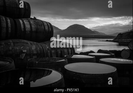 Bunnahabhain Whisky Distillery, in Richtung der Paps von Jura, in Bunnahabhain, Schottland. Stockfoto