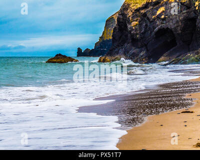 Strand in der Nähe von Traeth penbryn an der walisischen Küste in Ceredigion. Stockfoto