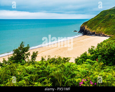 Blick von der Küste weg über Traeth Strand in Richtung penbryn an der walisischen Küste in Ceredigion. Stockfoto