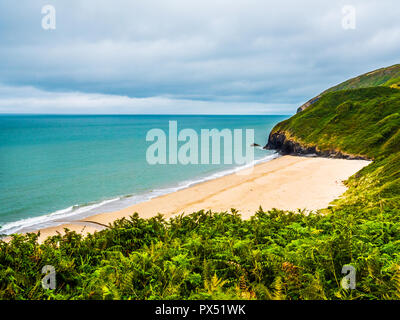 Blick von der Küste weg über Traeth Strand in Richtung penbryn an der walisischen Küste in Ceredigion. Stockfoto