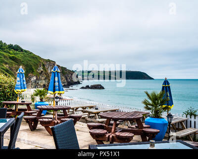 Der Blick aus dem Ship Inn in Tresaith gegen Aberporth an der walisischen Küste in Ceredigion. Stockfoto