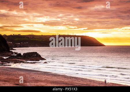 Sonnenuntergang über dem Strand von Tresaith, Ceredigion, Wales. Stockfoto