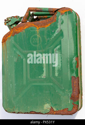 Eine Nahaufnahme Seitenansicht eines zwanzig leter verrostete alte grün Metall diesel kann mit einem Verrosteten doppel Händel auf einem isolierten Hintergrund Stockfoto