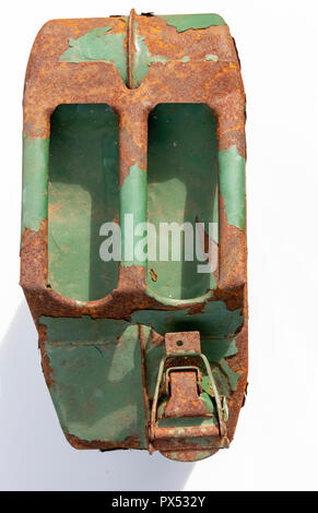 Eine Nahaufnahme Blick von oben auf eine zwanzig leter verrostete alte grün Metall diesel kann mit einem Verrosteten doppel Händel auf einem isolierten Hintergrund Stockfoto