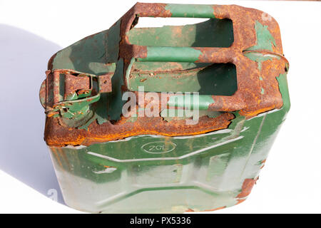 Eine Nahaufnahme Blick von oben auf die Seite eines zwanzig leter verrostete alte grün Metall diesel kann mit einem Verrosteten doppel Händel auf einem isolierten Hintergrund Stockfoto