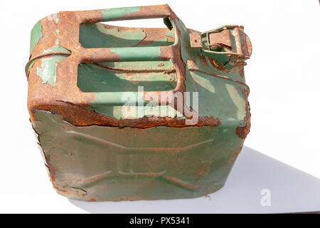 Eine Nahaufnahme Blick von oben auf die Seite eines zwanzig leter verrostete alte grün Metall diesel kann mit einem Verrosteten doppel Händel auf einem isolierten Hintergrund Stockfoto