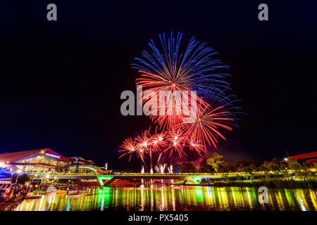 Adelaide, Australien - Januar 26, 2018: Australia Day Feuerwerk auf Anzeige in Elder Park viwed über Torrens River bei Nacht Stockfoto