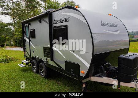 HICKORY, NC, USA -9/23/18: Ein 2018 Silber und Schwarz Camplite Trailer, von Livin' Lite gebaut. Stockfoto