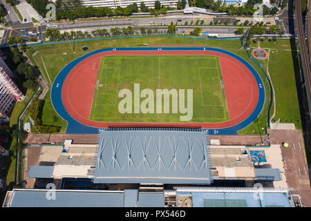 Luftaufnahme der ein Stadion, das besteht aus einem Standard Fußballplatz, Laufstrecken und andere Leichtathletik Aktivitäten. Stockfoto
