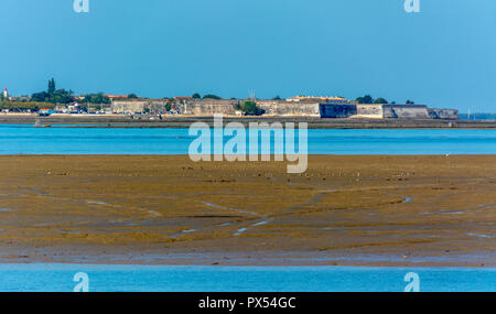 Blick auf Le Chateau d'Oleron von Fort Louvois, Charente Maritime, Nouvelle-Aquitaine, Frankreich Stockfoto