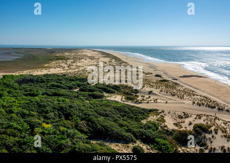 Den Strand und den Atlantischen Ozean in der Nähe der Leuchtturm von La Coubre, La Tremblade, Charente Maritime, Nouvelle-Aquitaine, Frankreich Stockfoto