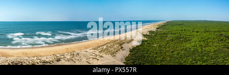 Den Strand und den Atlantischen Ozean in der Nähe der Leuchtturm von La Coubre, La Tremblade, Charente Maritime, Nouvelle-Aquitaine, Frankreich Stockfoto