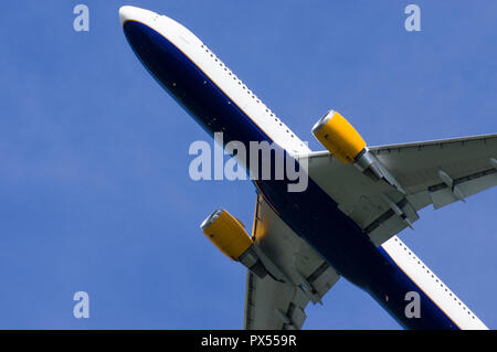 Flugzeug von unten, aus dem Boden zu schließen. Stockfoto