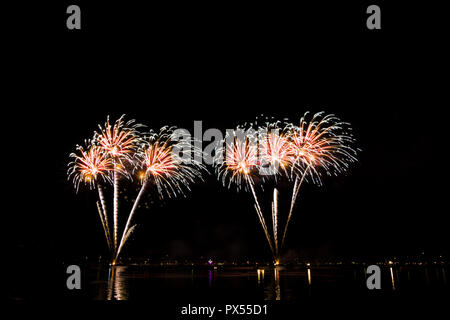 Fantastisches Feuerwerk wie Palm Tree Explosionen in der Nacht Stockfoto