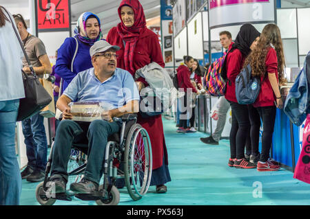 Eskisehir, Türkei - Oktober 09, 2018: Der Mensch im Rollstuhl besuchen Eskisehir Buchmesse mit seiner Familie Stockfoto