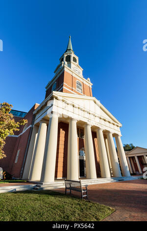 WINSTON - SALEM, NC, USA - 19. OKTOBER 2018: Warten, Kapelle und Hearn Plaza am Oktober 19, 2018 an der Wake Forest University in Winston-Salem, North Carolina Stockfoto