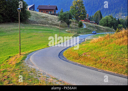 DONOVALY, SLOWAKEI - 20 September: Autos durch die ländliche Straße in Donovaly, Slowakei am 20. September 2018. Stockfoto